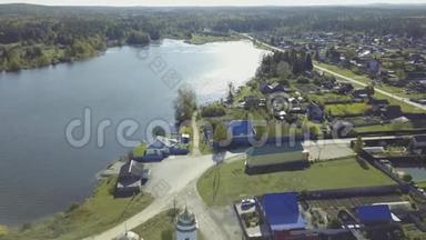 湖边小度假小镇的俯视图。 录像。 森林和湖泊附近村庄的俯视图